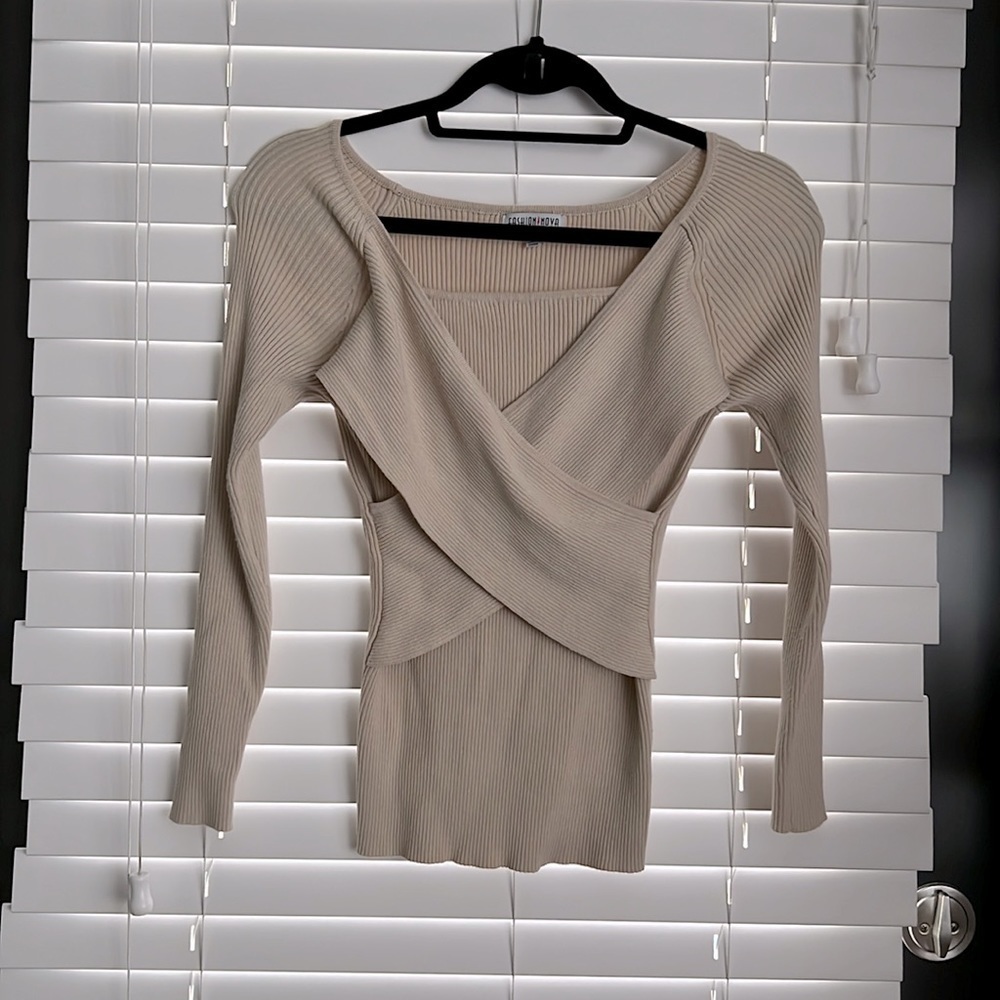 Gorgeous & Super Soft Cris Cross V-neck Sweater! Sz S